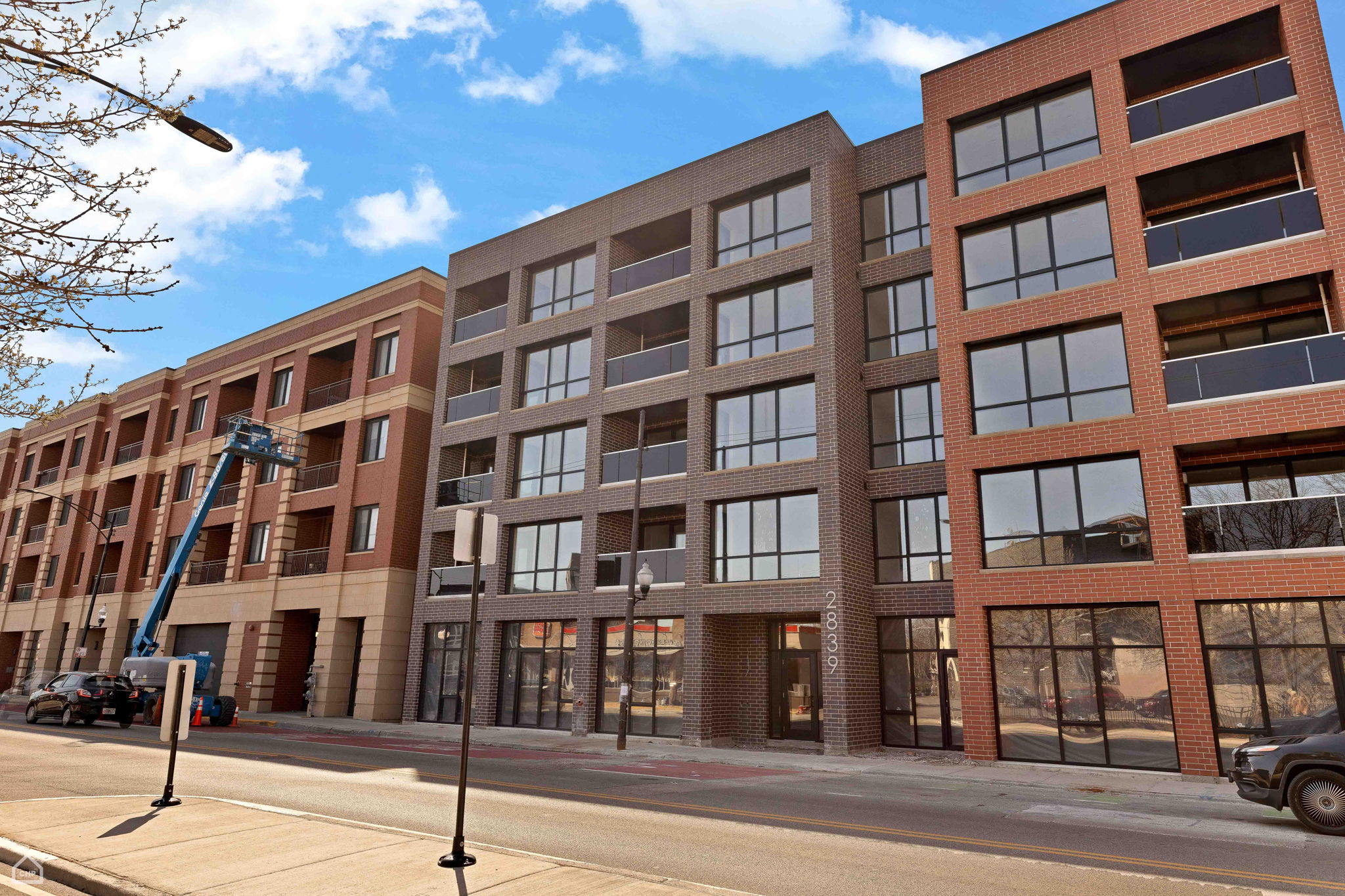 2-web-or-mls-2839 W Belmont Ave EXT_003